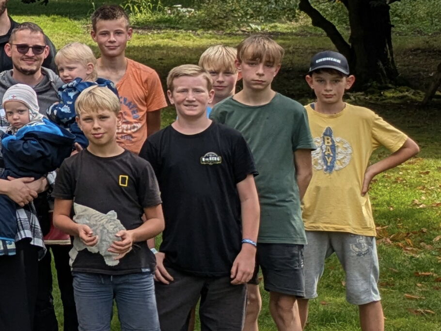 Jugendliche der Gemeinde beim Gruppenfoto im Herbst
